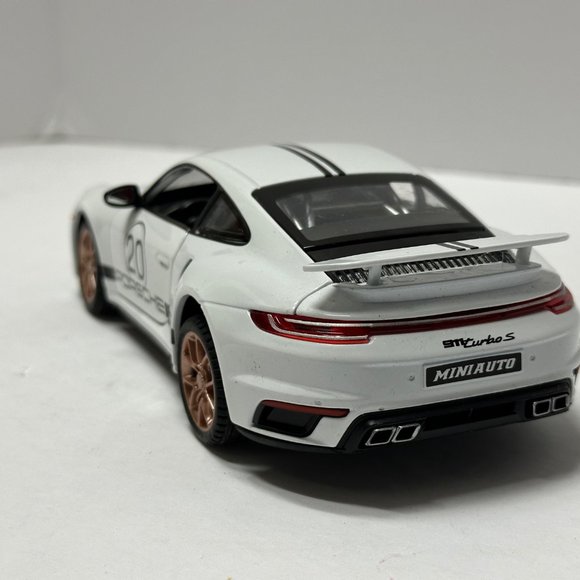 1:24 2020 Porsche 911 Turbo S Diecast With Headlight & Tailight LEDS White - Picture 3 of 9